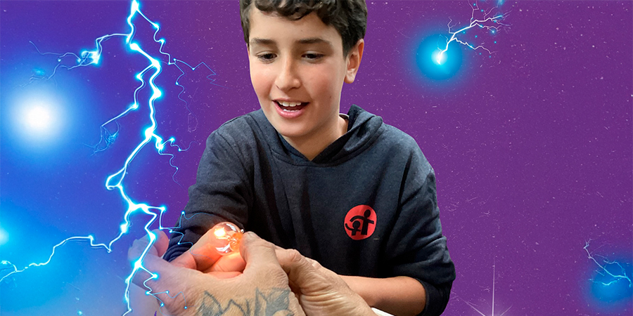 menino vendo na prática circuito elétrico 