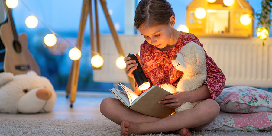 menina fazendo leitura 