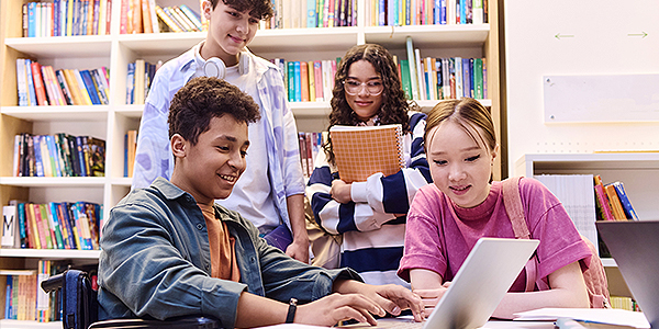 Alunos na biblioteca estudando