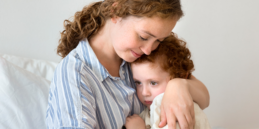 mãe abraça filho 