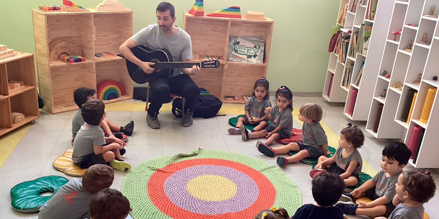 alunos na aula de música 