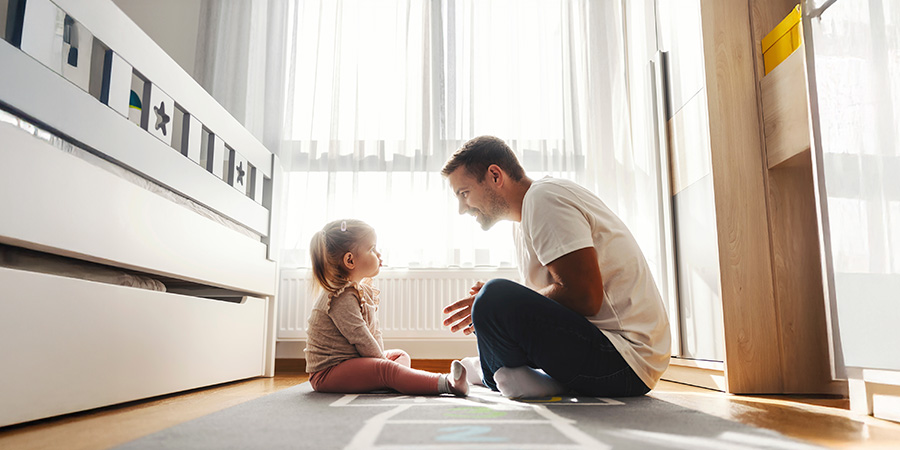 pai conversando com filha criança 