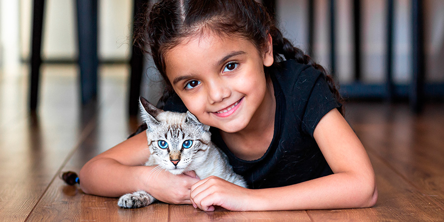 menina com um gatinho 