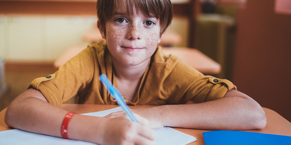 Menino estudante do Colégio Villa-Lobos reforça a importância do Ensino Fundamental para o desenvolvimento completo das crianças