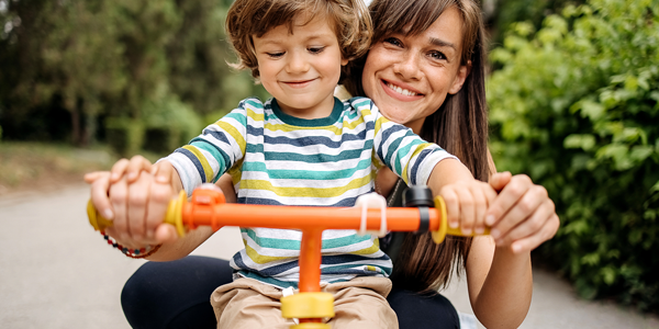 criança aprendendo a andar de bicicleta 