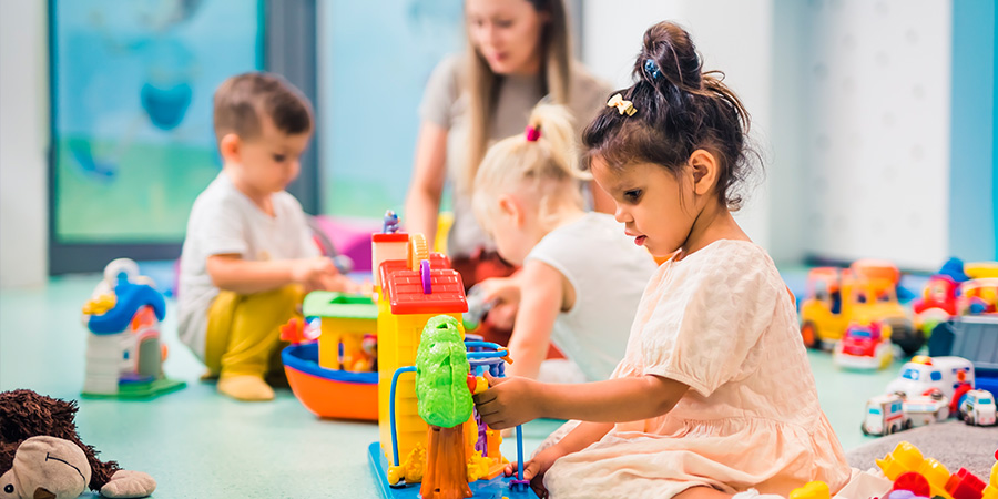 crianças brincando com brinquedos 