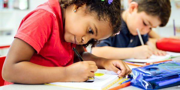 Menina desenha e Colégio Villa-Lobos reforça a importância do desenho infantil no desenvolvimento da escrita. 