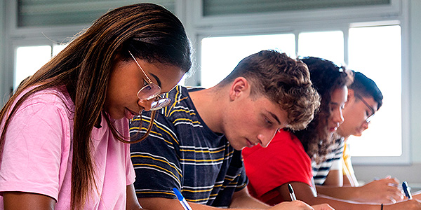 Alunos escrevendo redação do Enem. 