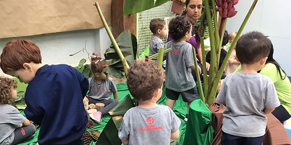 Crianças brincando e aprendendo no desemparedamento escolar 