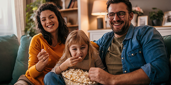 Família vendo filme 