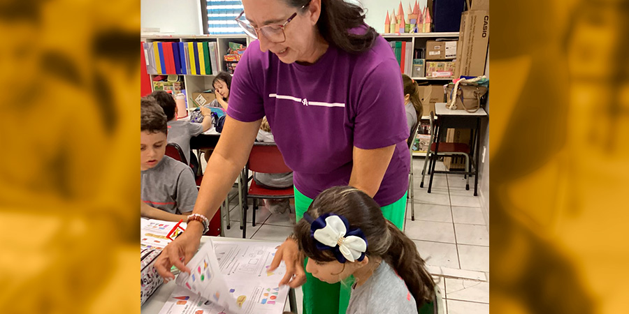 menina estudando com a professora 