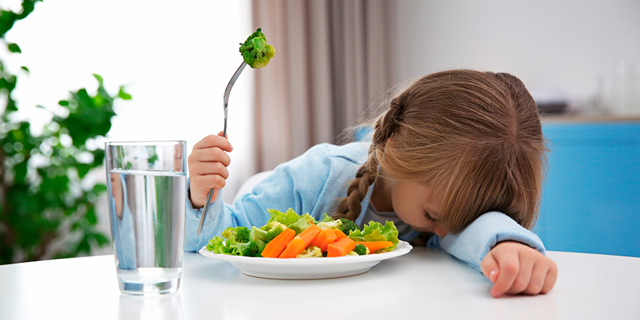 menina negando comer salada 