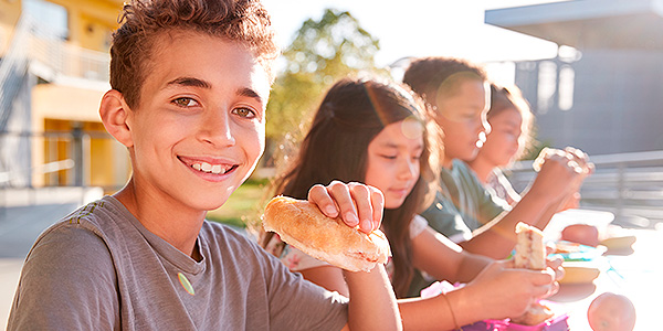 Menino comendo lanche saudável