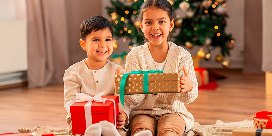 duas crianças com presente de Natal 